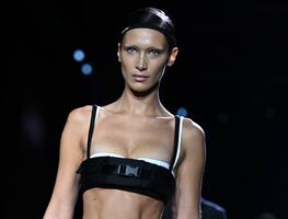 Bella Hadid deja a la vista su lencería con vestido transparente