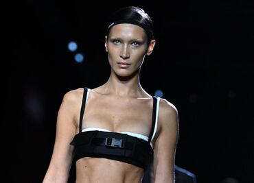Bella Hadid deja a la vista su lencería con vestido transparente