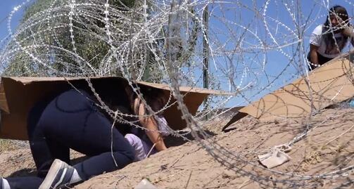 Viral. Mujer intenta pasar con una niña entre alambrado de púas en la frontera México-Estados Unidos