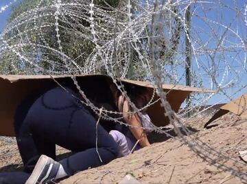 Viral. Mujer intenta pasar con una niña entre alambrado de púas en la frontera México-Estados Unidos