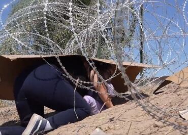 Viral. Mujer intenta pasar con una niña entre alambrado de púas en la frontera México-Estados Unidos