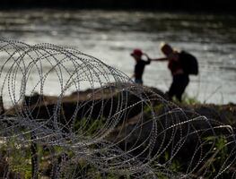 Agentes de Texas "recibieron órdenes" de empujar a migrantes de vuelta al Río, incluyendo bebés y niños