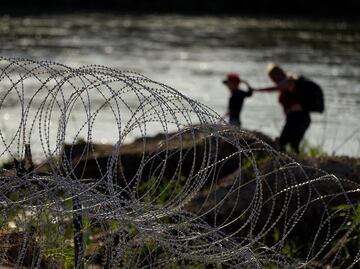 Agentes de Texas "recibieron órdenes" de empujar a migrantes de vuelta al Río, incluyendo bebés y niños