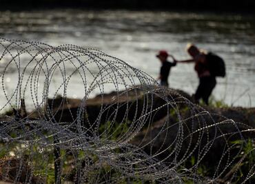 Agentes de Texas "recibieron órdenes" de empujar a migrantes de vuelta al Río, incluyendo bebés y niños