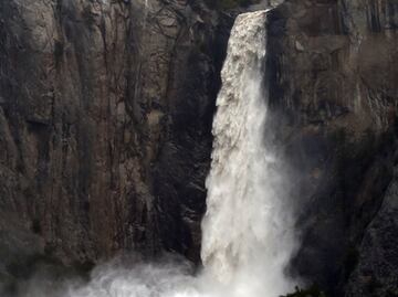 Muere turista tras resbalar de cascada en el parque Yosemite