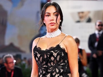 Georgina Rodríguez y el espectacular atuendo blanco con el que robó miradas en París