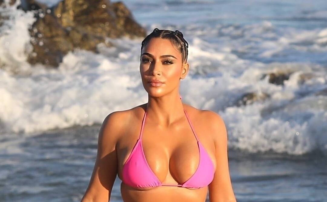 Kim Kardashian derrochó sensualidad con un bikini de la tendencia Barbiecore. Foto: Grosby Group