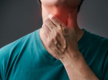 Voz ronca, manchas blancas y otros síntomas del cáncer de cabeza y cuello