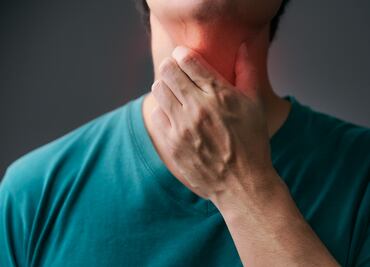 Voz ronca, manchas blancas y otros síntomas del cáncer de cabeza y cuello