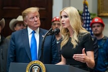 Donald Trump causa polémica al decirle a una mujer que es igual a su hija Ivanka y le pide que "se gire" 