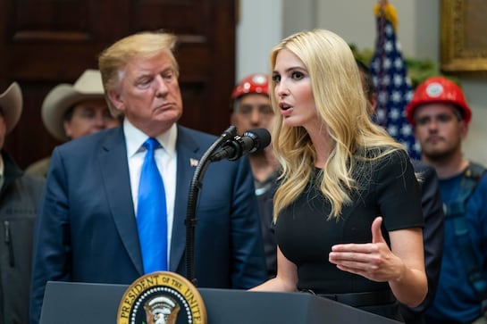 Donald Trump causa polémica al decirle a una mujer que es igual a su hija Ivanka y le pide que "se gire" 