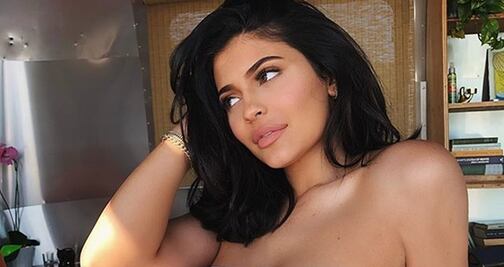 Kylie Jenner destila belleza con minivestido rojo