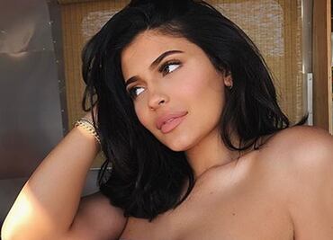 Kylie Jenner destila belleza con minivestido rojo