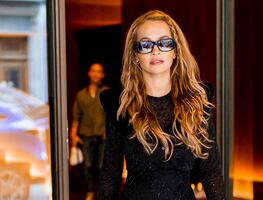 Rita Ora destila glamour con catsuit traslúcido durante paseo en España