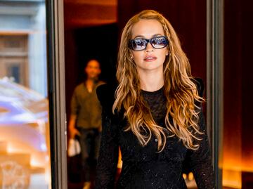Rita Ora destila glamour con catsuit traslúcido durante paseo en España