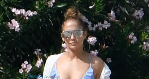 Jennifer López conquista con bikini en su “viaje de compromiso”