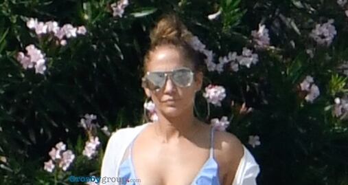 Jennifer López conquista con bikini en su “viaje de compromiso”