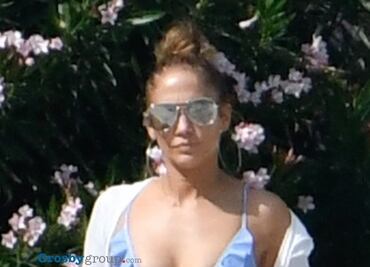 Jennifer López conquista con bikini en su “viaje de compromiso”