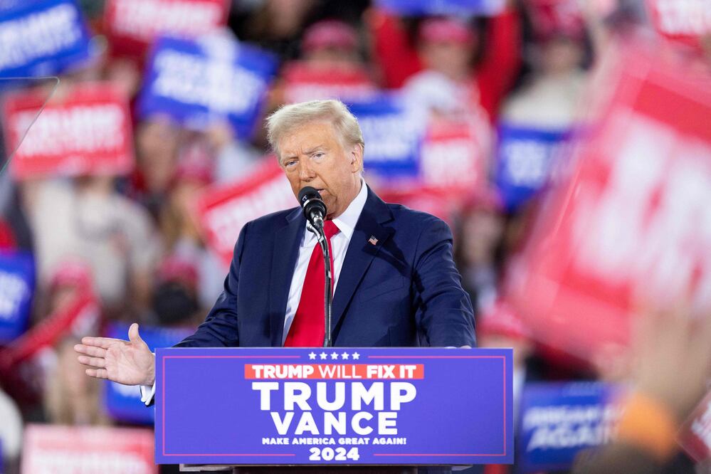 Trump amenaza con aranceles del 25% a México si no para "embestida" de "criminales". (Photo by Ryan M. Kelly / AFP)