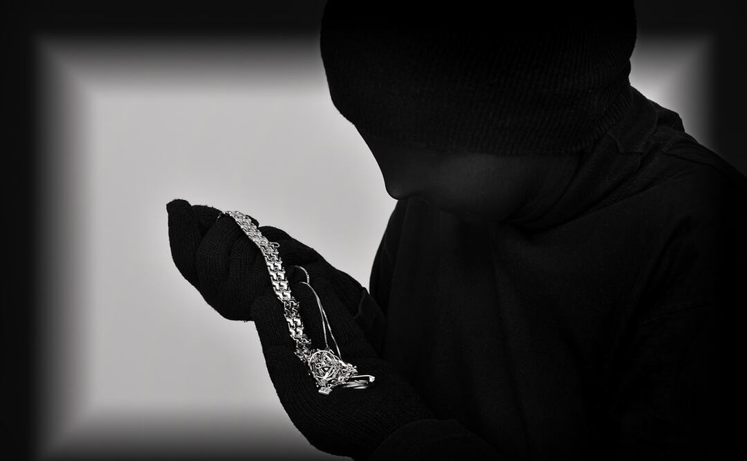 Tres personas armadas roban millonario botín en joyería de la 'milla de oro' en París. Foto iStock / dravinjo