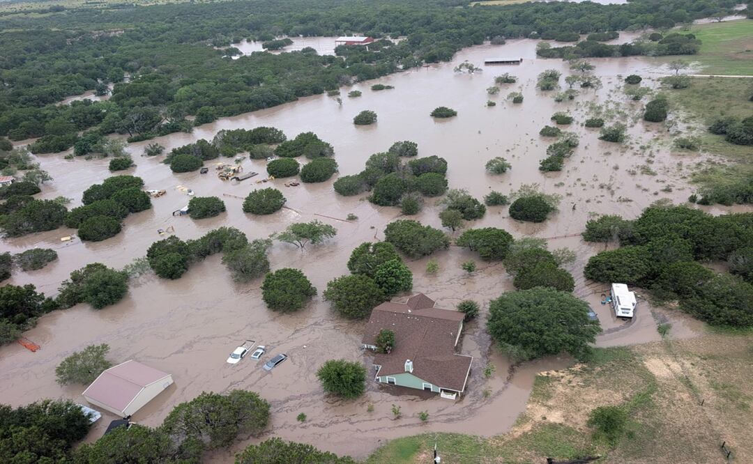 Intensa búsqueda de niñas desaparecidas en Texas por inundaciones que dejan 32 muertos. Foto: EFE