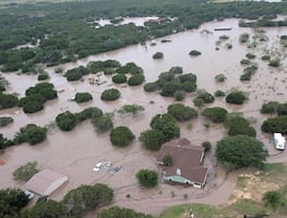 Intensa búsqueda de niñas desaparecidas en Texas por inundaciones que dejan 32 muertos