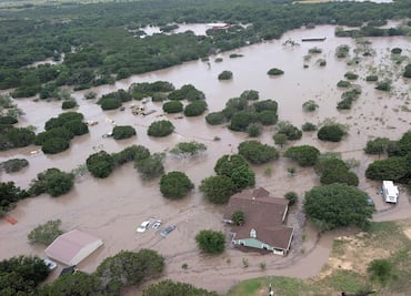 Intensa búsqueda de niñas desaparecidas en Texas por inundaciones que dejan 32 muertos