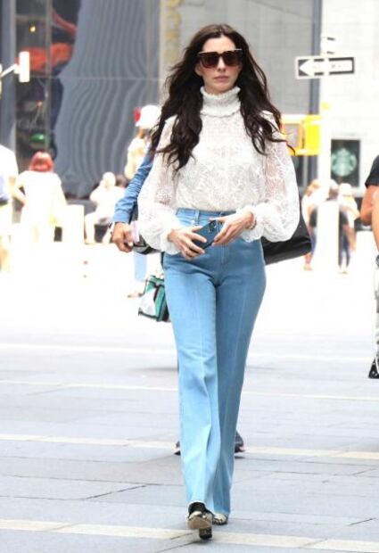 Anne Hathaway destila glamour y elegancia en el set de grabación