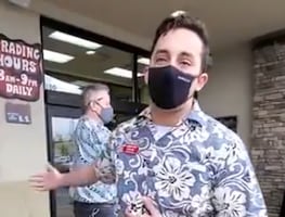 Empleado se viraliza por rechazar a clientes sin cubrebocas en tienda de EU