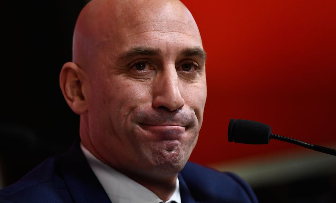 La FIFA sancionó el lunes al expresidente de la federación española de fútbol Luis Rubiales con tres años de inhabilitación por su mala conducta en la final del Mundial femenino. Foto AFP