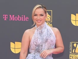 Adamari Lopez enamora con vestido lila de tela traslúcida y piernas descubiertas en los Premios Lo Nuestro