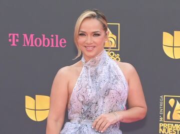 Adamari Lopez enamora con vestido lila de tela traslúcida y piernas descubiertas en los Premios Lo Nuestro