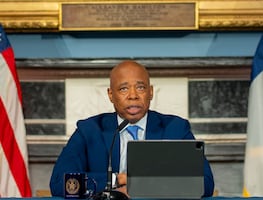 Alcalde de Nueva York dice a inmigrantes que "vivan su vida" sin temor a ser detenidos