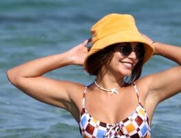 Vanessa Hudgens arrasa con 'figura imposible' en bikini de cebra