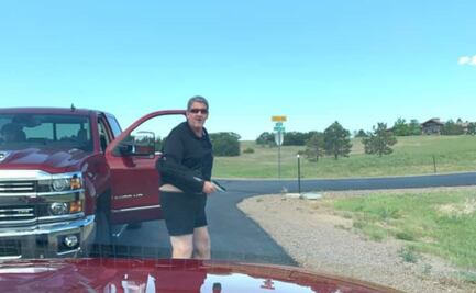 Hombre amenaza con pistola a pareja de latinos por estar frente a su casa