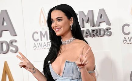 Katy Perry presume sus 'curvas impacto' con escotado corsé de mezclilla
