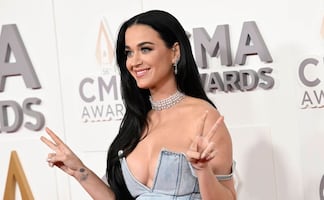 Katy Perry presume sus 'curvas impacto' con escotado corsé de mezclilla