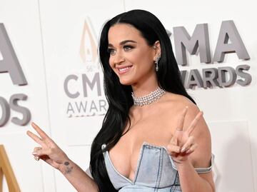 Katy Perry presume sus 'curvas impacto' con escotado corsé de mezclilla