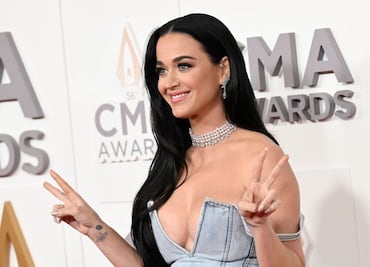 Katy Perry presume sus 'curvas impacto' con escotado corsé de mezclilla