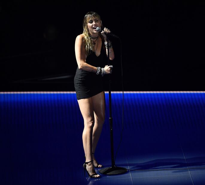 Miley Cyrus arrasa con minivestido y show desgarrador en los MTV VMAs