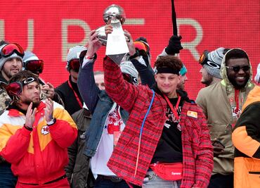 Pese a altercado con automovilista, Chiefs celebran victoria de Super Bowl en Kansas City