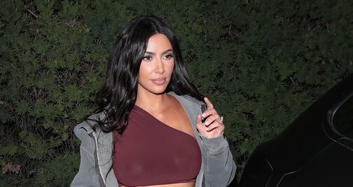 Kim Kardashian delinea sus curvas con leggings rojos en Westlake Village