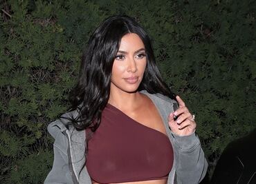 Kim Kardashian delinea sus curvas con leggings rojos en Westlake Village
