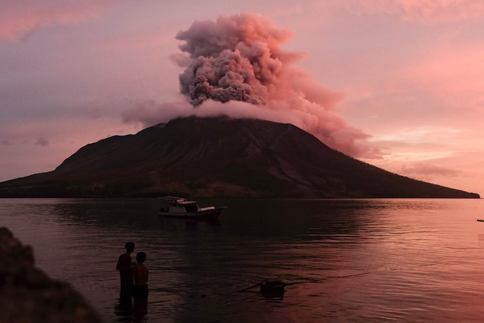 ¡Alerta roja! Volcán Ruang en Indonesia entra en erupción, evacuaciones de miles en curso. MAPA. (Photo by Ronny Adolof BUOL / AFP)