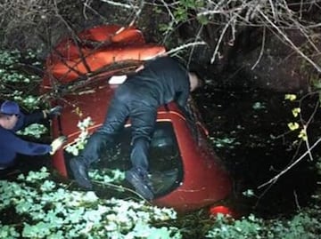 Rescatan a mujer y a su perro mientras auto se hundía en Florida