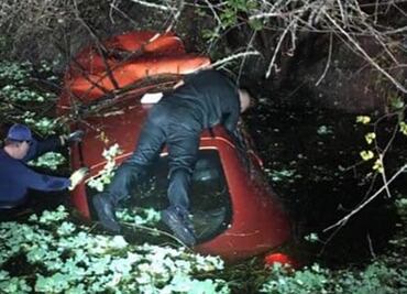 Rescatan a mujer y a su perro mientras auto se hundía en Florida