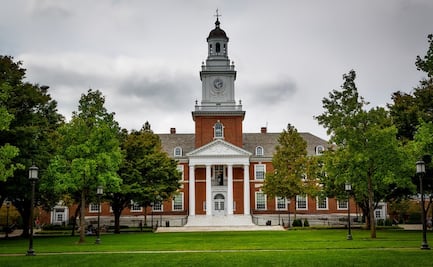 Costos de asistencia en John Hopkins University por año