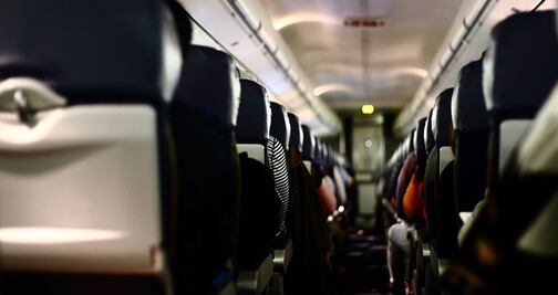 ¿Por qué podrían negarte el asiento cerca de la puerta del avión?