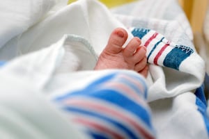 Olvidan a bebé de 18 meses en un auto y muere en medio de histórica ola de calor en Francia