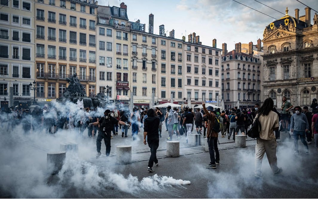 Francia despliega blindados y aumenta presencia policial para contener violentos disturbios. Foto AFP